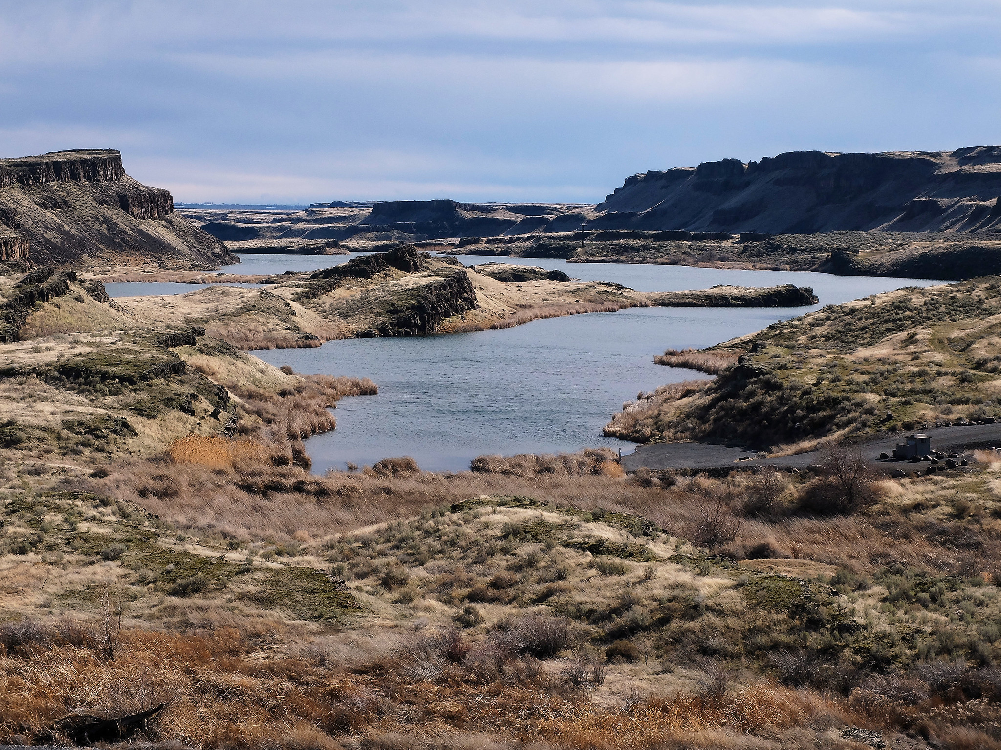 Basalt coulees and water in the channeled scablands of central Washington